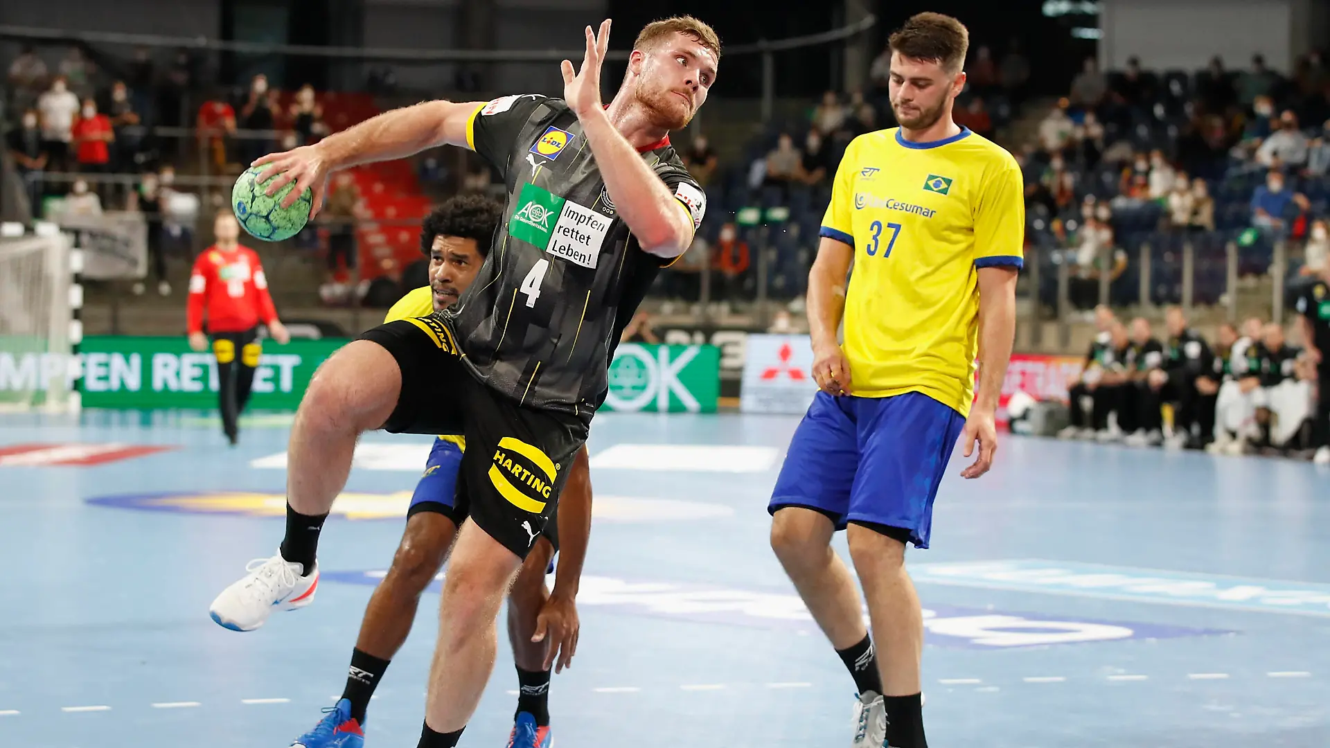 Deutschland , Nuernberg, ARENA Nuernberger Versicherung , 09.07.2021, emspor, emonline, despor, deonline, Deutschland vs. Brasilien, DHB, Drei-Nationen-Turnier 2021 Bild: v. l. Clber Andrade Brasilianische-Nationalmannschaft, Johannes Golla Deutsche-Nationalmannschaft und Haniel Langaro Brasilianische-Nationalmannschaft *** Germany , Nuremberg, ARENA Nuernberger Versicherung , 09 07 2021, emspor, emonline, despor, deonline, Germany vs Brazil, DHB, Three Nations Tournament 2021 Picture f l Clber Andrade Brazilian National Team , Johannes Golla German National Team and Haniel Langaro Brazilian National Team Copyright: HMBxMedia/JulienxBecker 