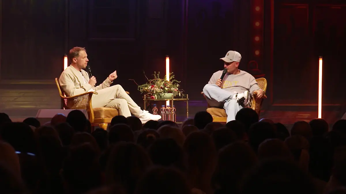 RTL besuchte Pietro Lombardi bei der neuen Aufnahme des Live-Podcasts „Die Patchworkboys”, der der Sänger mit Kumpel Oliver Pocher aufnimmt.