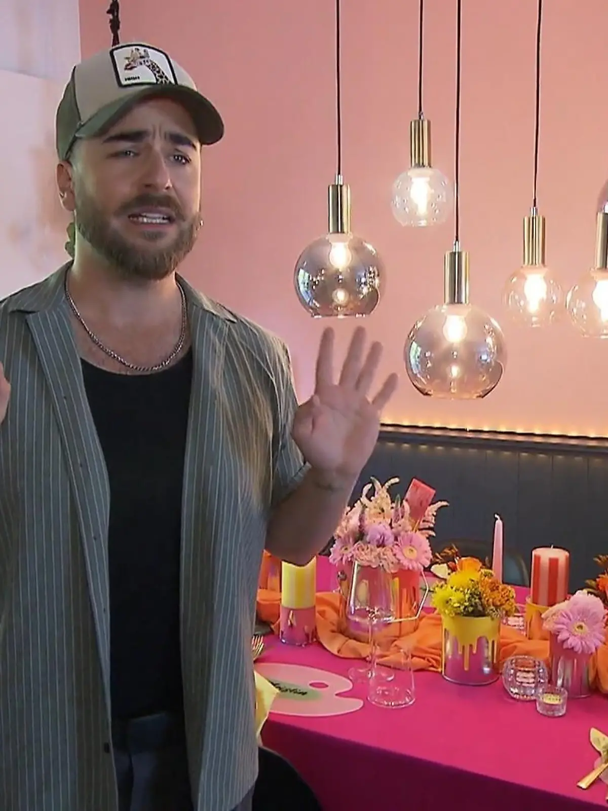 Bild zu: "'Dekoprofi' Eric öffnet sein Zuhause – und macht aus Farbe ein echtes Dinner-Statement"