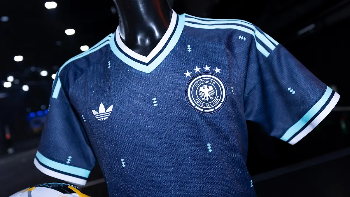 Das neue Auswärtstrikot der deutschen Nationalmannschaft des DFB-Ausrüster Adidas in Dunkelblau welches als WM-Auswärtstrikot verwendet werden wird. 