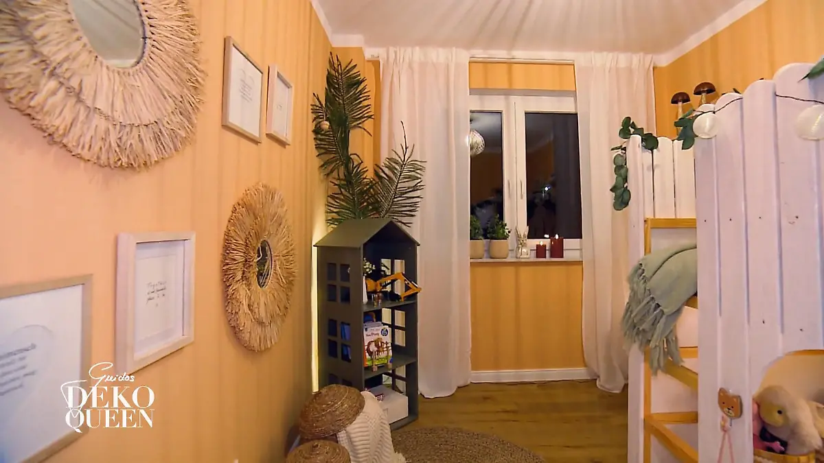 Guidos Deko Queen: Neu gestaltetes Kinderzimmer in Gelb-Weiß: gelbe Wandfarbe, weiße Vorhänge und einem weißes Hochbett