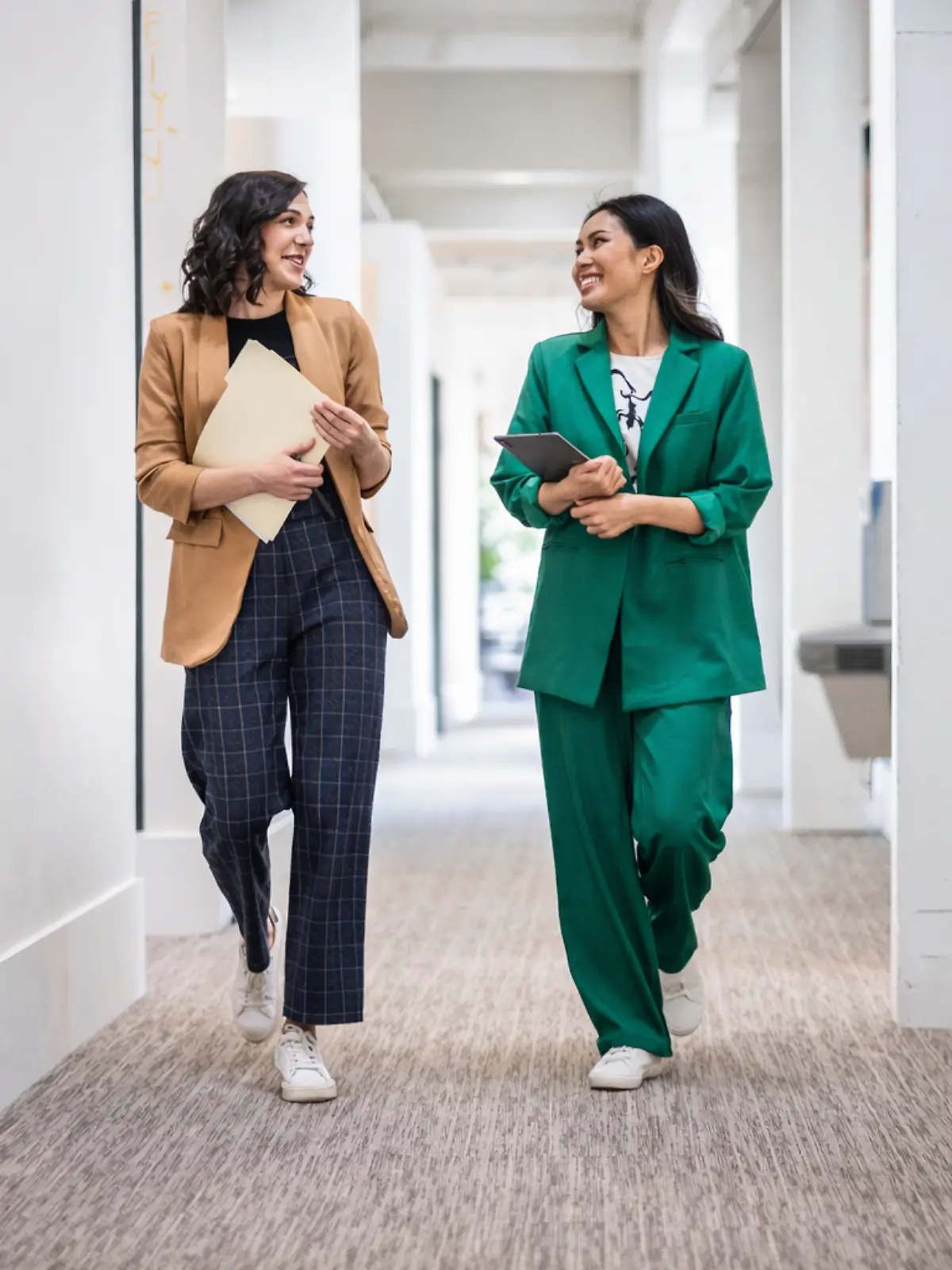 Ein cooles Büro-Outfit stärkt ganz automatisch das Selbstbewusstsein.