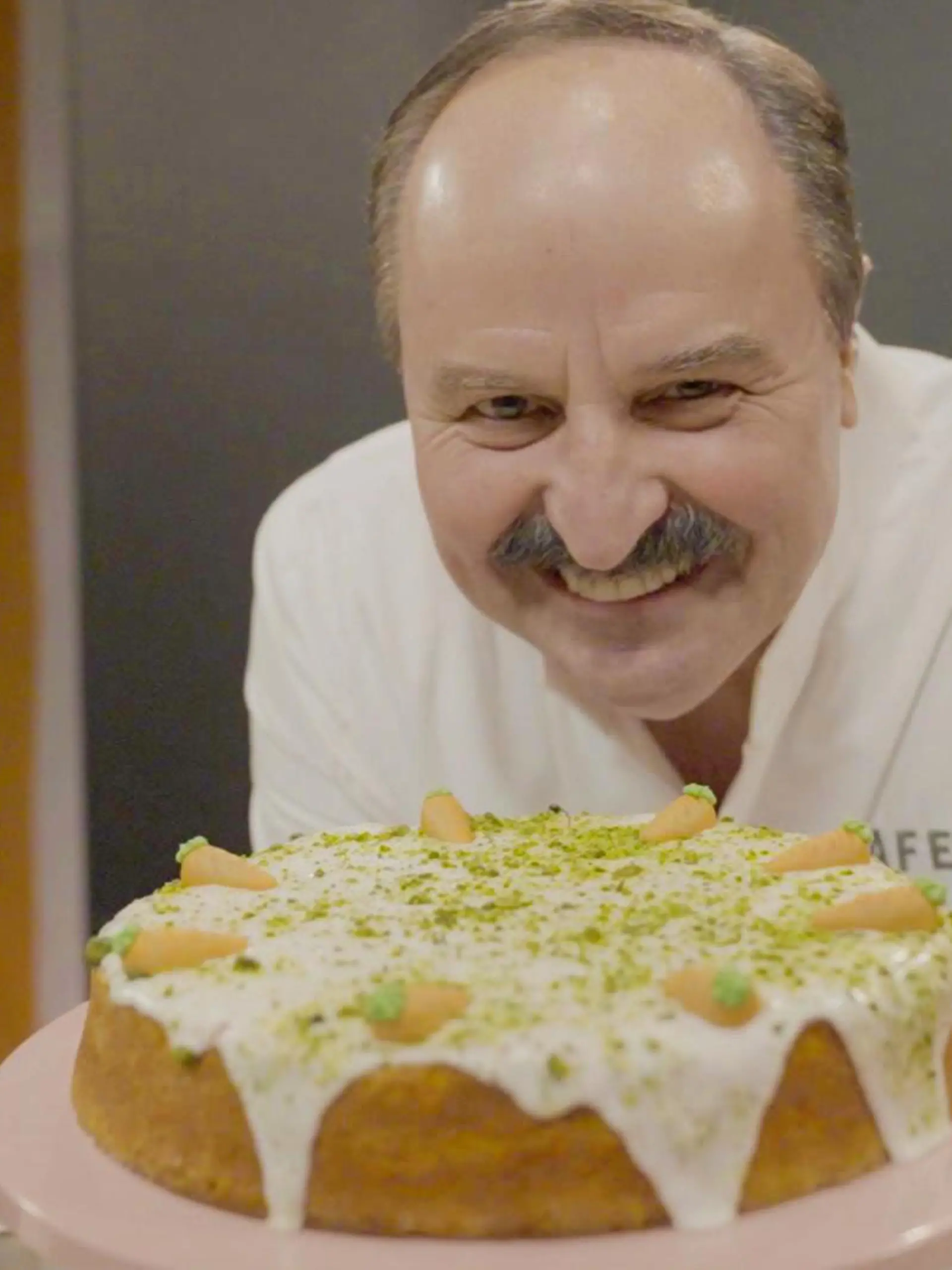 Bild zu: "Johann Lafers Rüblikuchen: sooo saftig!"