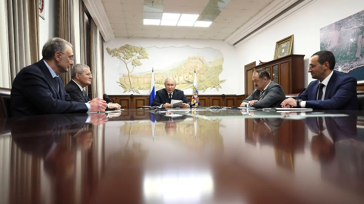 June 28, 2023, Derbent, Dagestan, Russia: Russian President Vladimir Putin, center, chairs a meeting on tourism development during his working trip to Dagestan, June 28, 2023 in Derbent, Republic of Dagestan. Derbent Russia - ZUMAp138 20230628_zaa_p138_048 Copyright: xGavriilxGrigorov/KremlinxPoolx