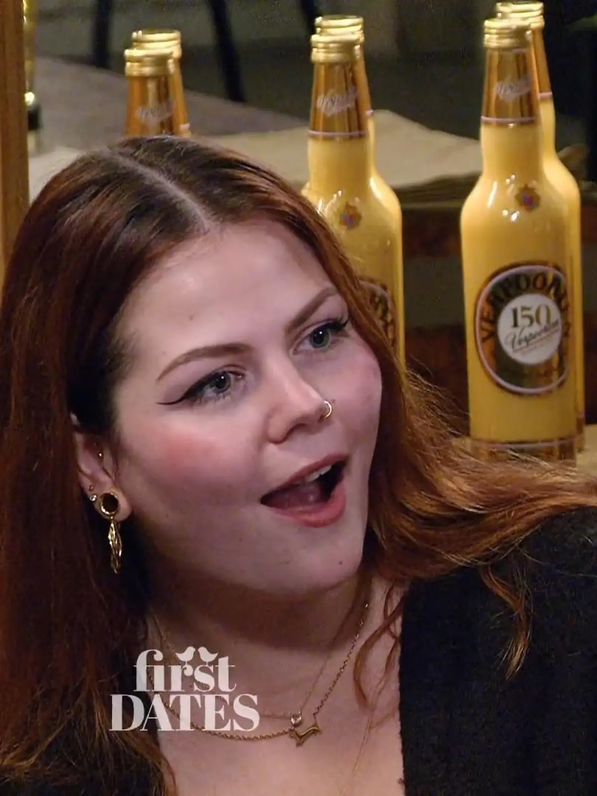 First Dates - Ein Tisch für zwei: Gepiercte und tätowierte junge Frau mit langen dunklen Haaren schaut ihr Gegenüber überrascht an