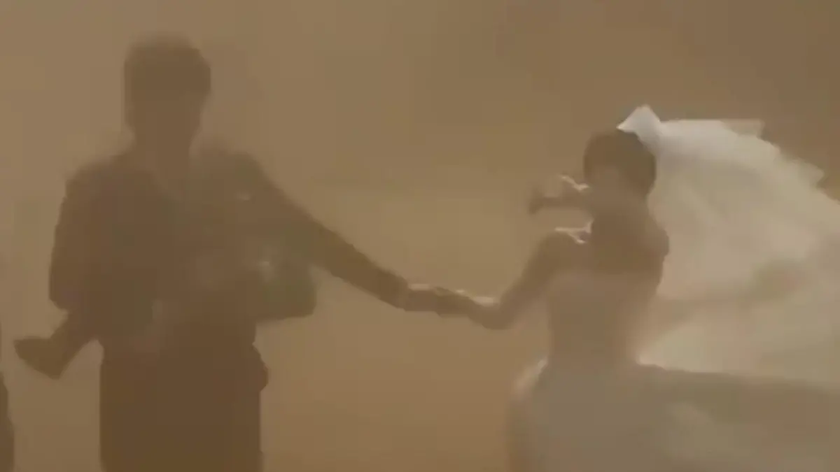Hochzeitspaar will Fotos in Traumkulisse – und bereut es sofort! Plötzlich wütet ein Sandsturm