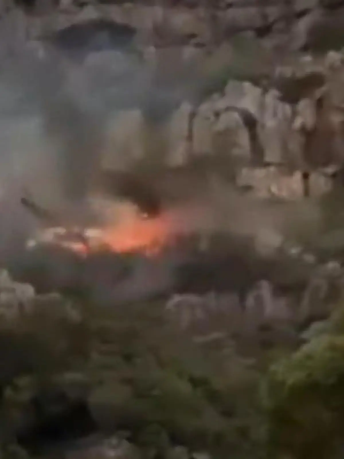 Bild zu: "Löschhubschrauber überschlägt sich! Feuer-Einsatz wird zum Albtraum"