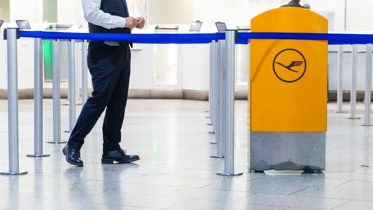 Ein Mitarbeiter von Lufthansa-Bodendiensten steht im Terminal 1 des Flughafen. Der Tarifkonflikt des Lufthansa-Bodenpersonals ist beigelegt. Nach einer erfolgreichen Schlichtung haben sich Lufthansa und die Gewerkschaft Verdi auf einen Tarifvertrag für die rund 25.000 Beschäftigten geeinigt.