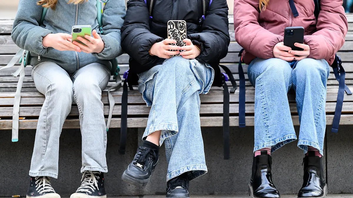 ABD0008_20250312 - WIEN - ÖSTERREICH: Illustration zum Thema "Schule / Smartphone / Schüler / Handy / Handyverbot / Kinder". Schüler mit Handys am Mittwoch, 12. März 2025 in Wien. Die neue Bundesregierung plant ein bundesweites Handyverbot bis zur Oberstufe in Schulen. - FOTO: APA/MAX SLOVENCIK - 20250312_PD0738