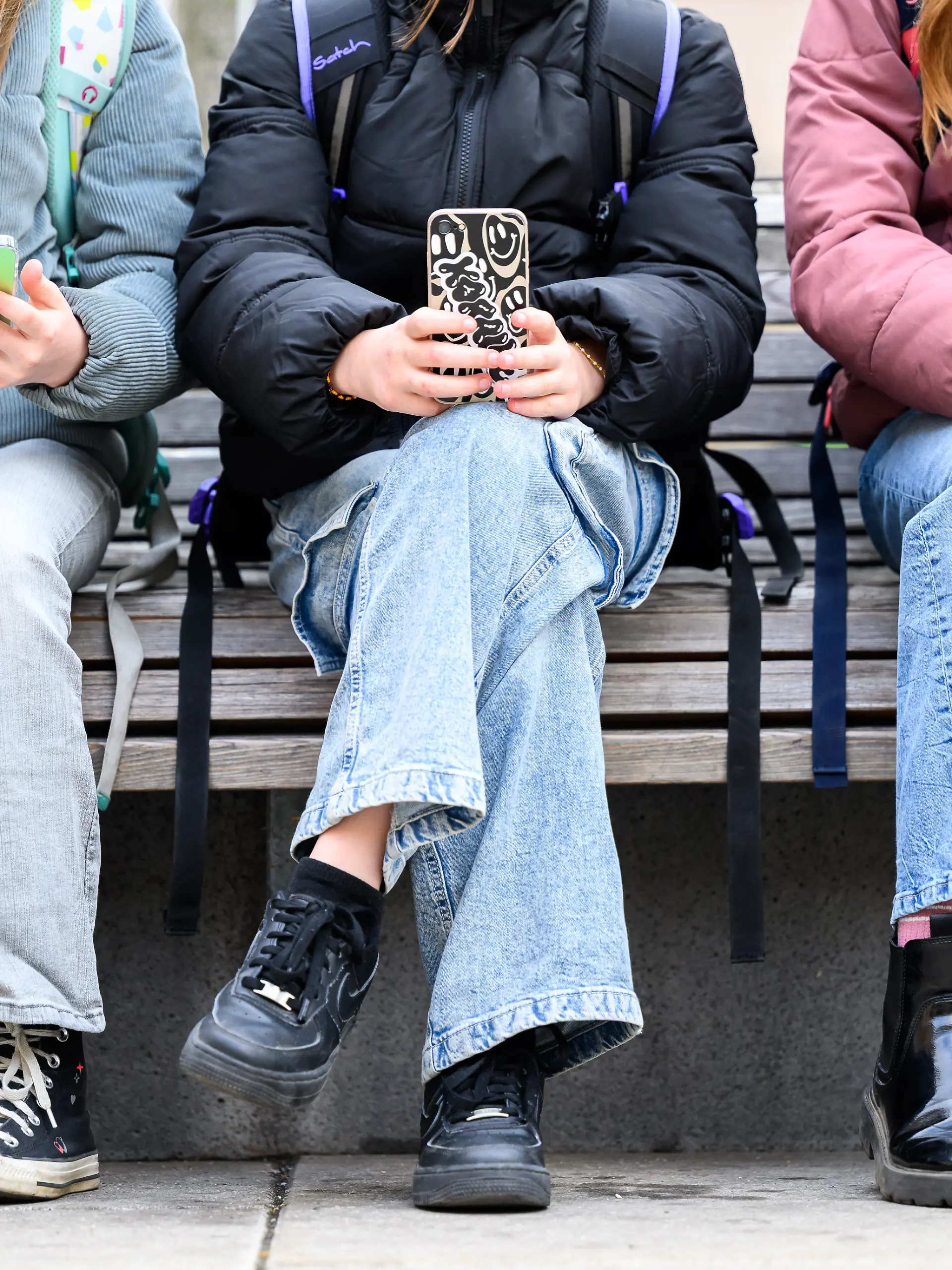 ABD0008_20250312 - WIEN - ÖSTERREICH: Illustration zum Thema "Schule / Smartphone / Schüler / Handy / Handyverbot / Kinder". Schüler mit Handys am Mittwoch, 12. März 2025 in Wien. Die neue Bundesregierung plant ein bundesweites Handyverbot bis zur Oberstufe in Schulen. - FOTO: APA/MAX SLOVENCIK - 20250312_PD0738