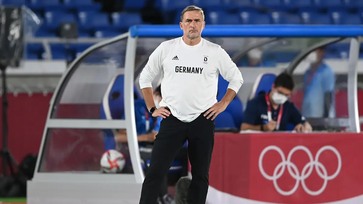 22.07.2021, Japan, Yokohama: Fußball: Olympia, Vorrunde, Gruppe D, 1. Spieltag, Brasilien - Deutschland im International Stadium Yokohama. Stefan Kuntz, Trainer der deutschen Mannschaft, steht am Spielfeldrand. Foto: Swen Pförtner/dpa +++ dpa-Bildfunk +++