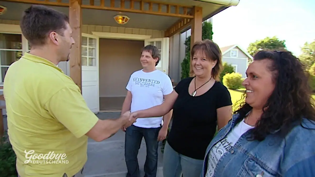 Goodbye Deutschland: Die neuen schwedischen Vermieter begrüßen Familie Kleinbrahm vor ihrem neuen Haus