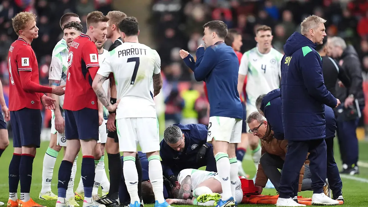 Betreuer umsorgen den verletzten Sammie Szmodics (M).