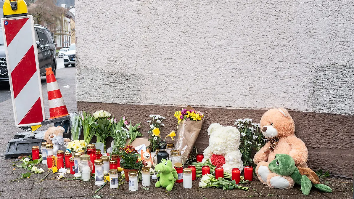 Trauernde haben Kerzen, Blumen und Kuscheltiere niedergelegt.