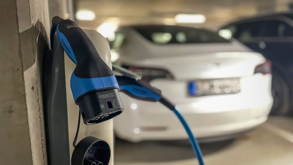 Lässt sich unter Umständen auch in der Tiefgarage eines Mietshauses laden: der eigene Stromer. 