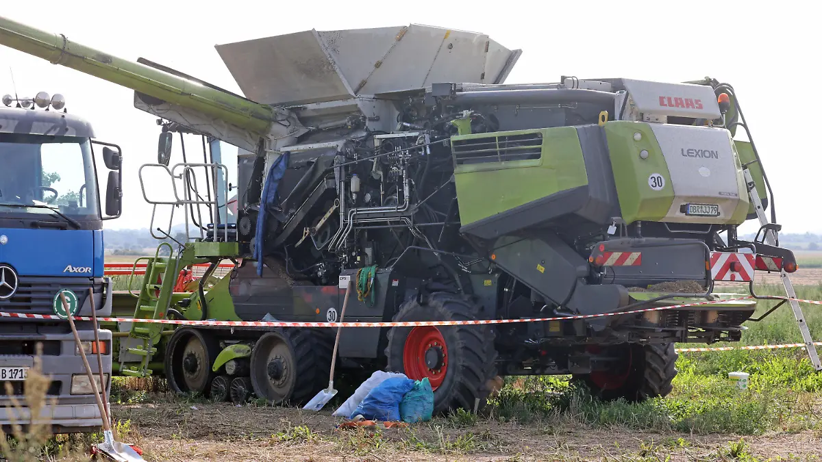 22.08.2023, Mecklenburg-Vorpommern, Hohen Luckow: An einem Feldrand steht ein Mähdrescher. Ein 25-jähriger Mann verlor am 19.08.2023 bei einem Arbeitsunfall mit der Erntemaschine beide Beine. Der Landwirt war mit beiden Beinen in die Maschine geraten, als er die Blockade in einer verstopften Zuführung im Mähdrescher beseitigen wollte. Foto: Bernd Wüstneck/dpa +++ dpa-Bildfunk +++