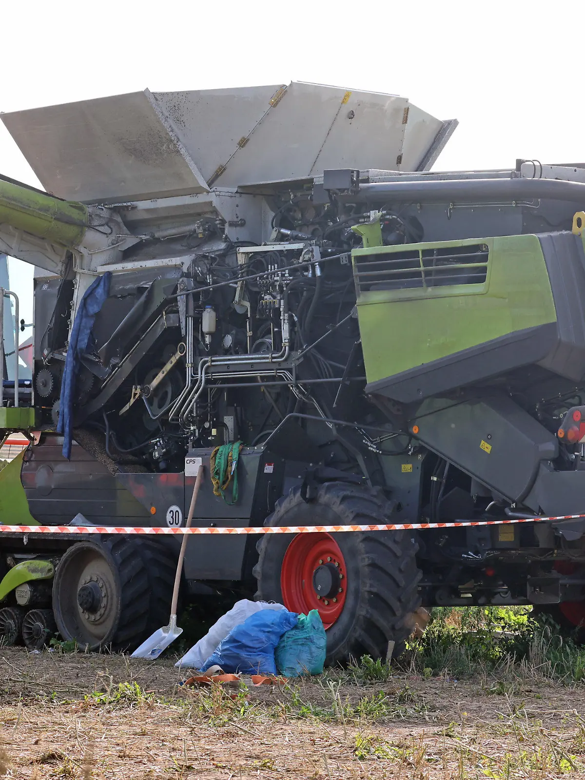 22.08.2023, Mecklenburg-Vorpommern, Hohen Luckow: An einem Feldrand steht ein Mähdrescher. Ein 25-jähriger Mann verlor am 19.08.2023 bei einem Arbeitsunfall mit der Erntemaschine beide Beine. Der Landwirt war mit beiden Beinen in die Maschine geraten, als er die Blockade in einer verstopften Zuführung im Mähdrescher beseitigen wollte. Foto: Bernd Wüstneck/dpa +++ dpa-Bildfunk +++