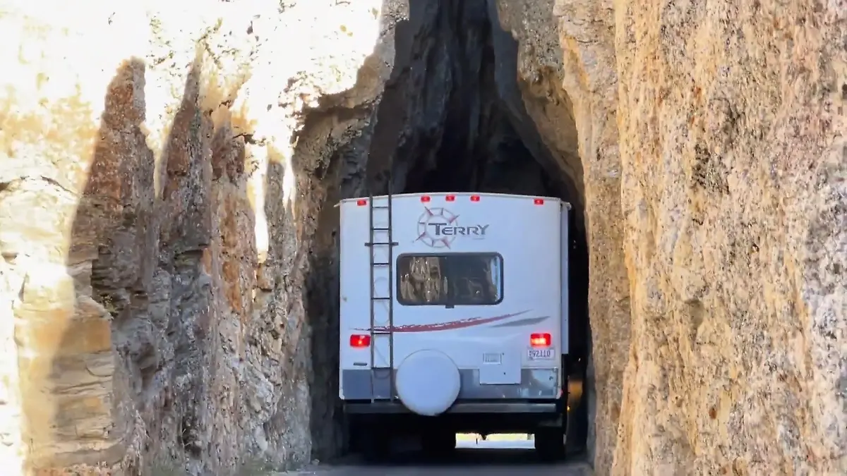 Engster Tunnel der Welt?! Hier geht es für Touristen um jeden Millimeter Sehenswürdigkeit in den USA