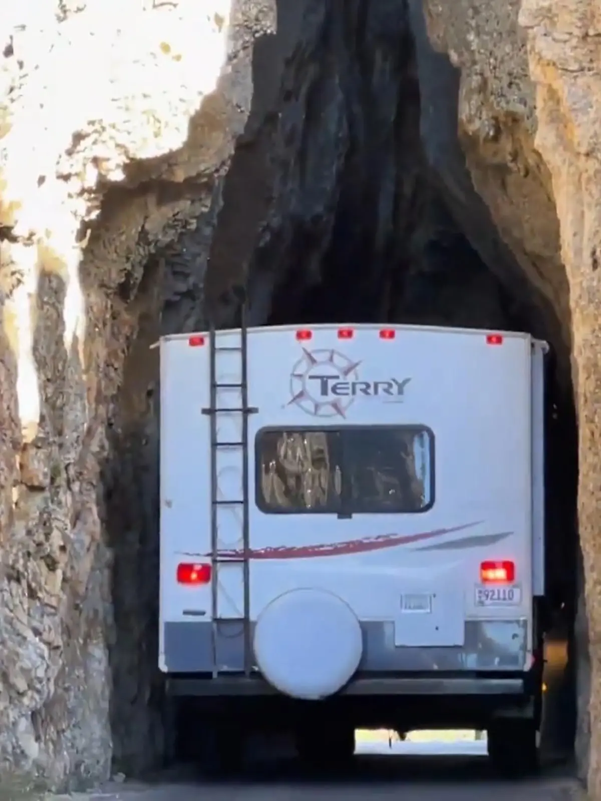 Bild zu: "Engster Tunnel der Welt?! Hier geht es für Touristen um jeden Millimeter"
