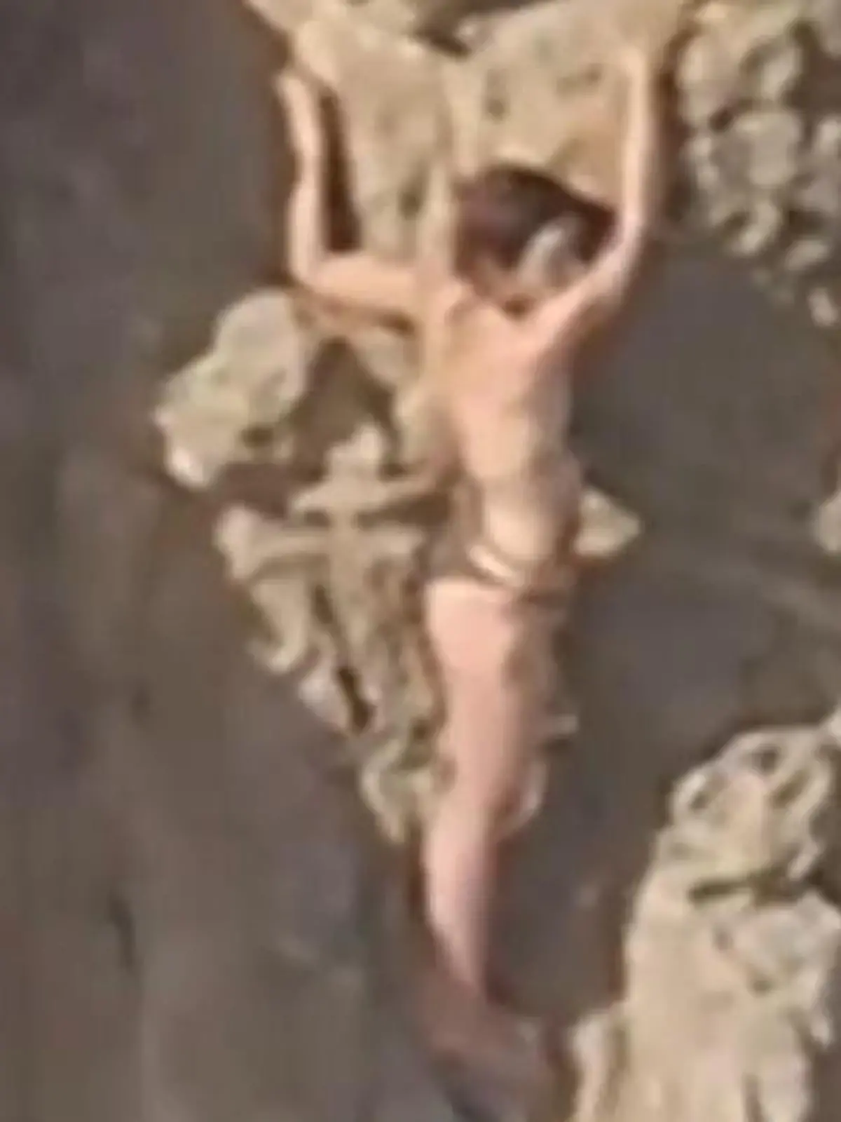 Bild zu: "Vor starker Brandung geflüchtet! Schwimmerin an steiler Felswand gefangen"