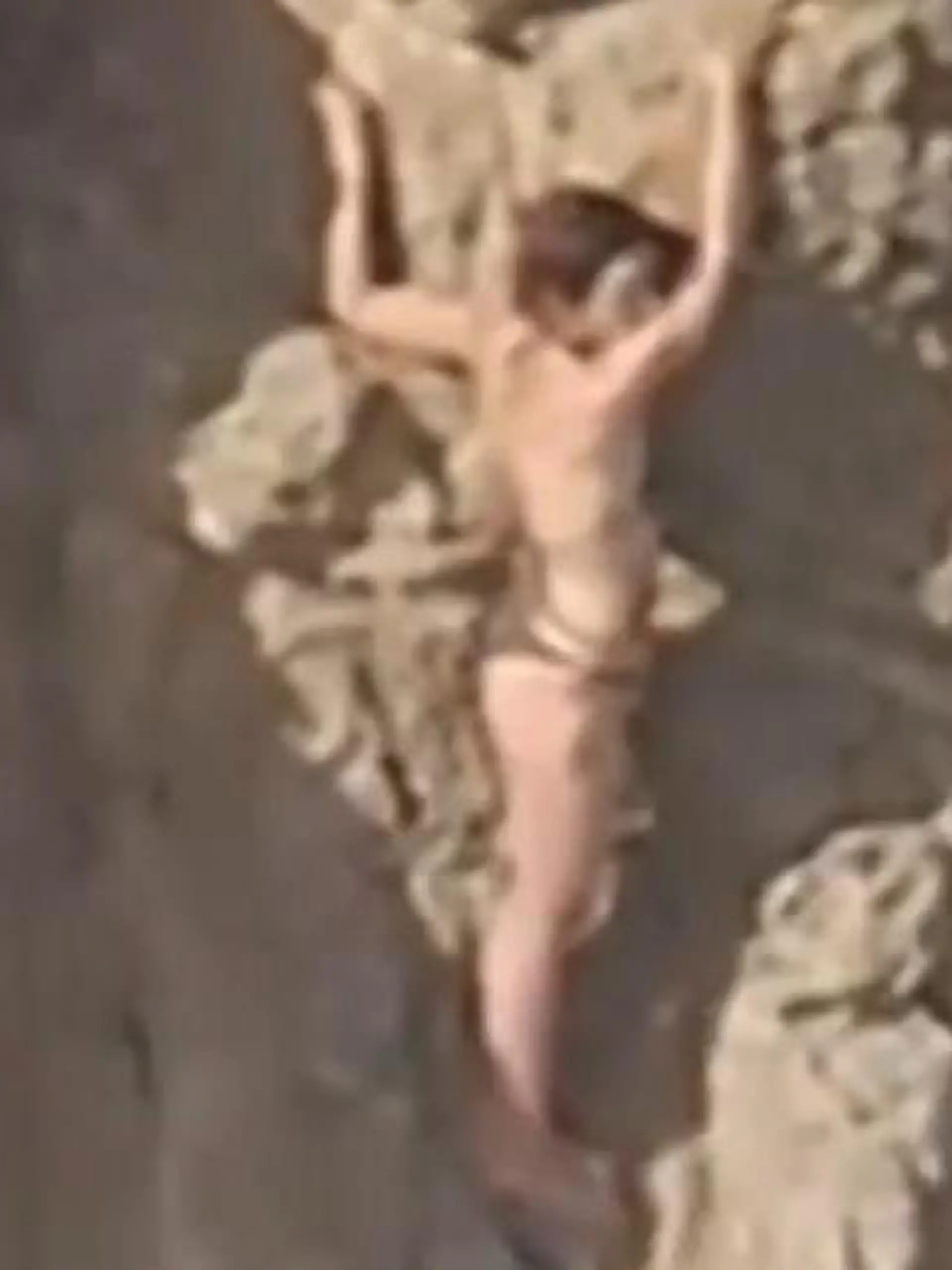 Bild zu: "Vor starker Brandung geflüchtet! Schwimmerin an steiler Felswand gefangen"