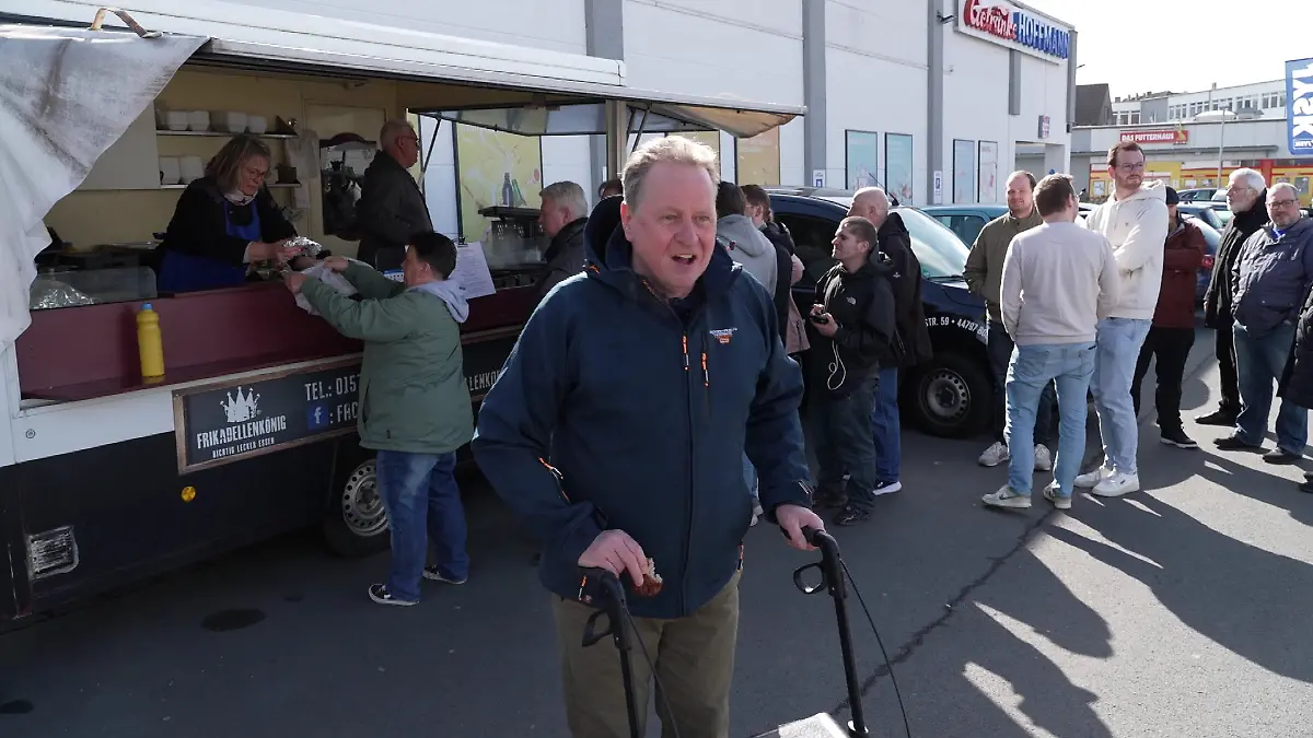 Freut sich riesig über den Andrang und die Spenden: Freddy Külpmann (65)