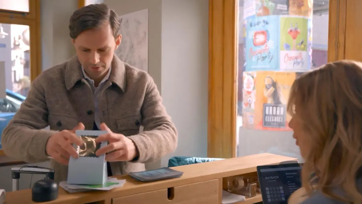 Der Patissier wendet sich Esmas Petit Four zu „Unter uns“-Folge vom 08.04.26 auf RTL+