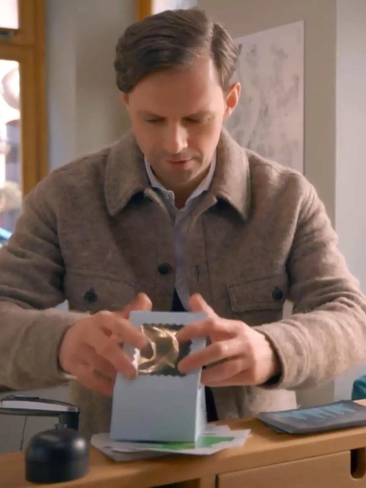 Bild zu: "Der Patissier wendet sich Esmas Petit Four zu"