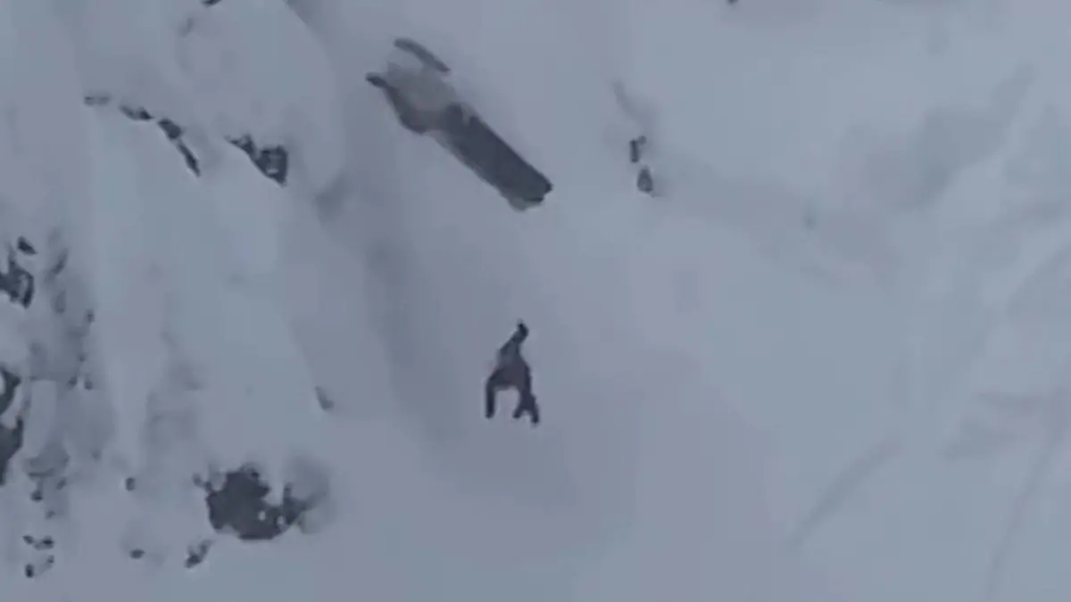 Mit Schneemobil verunglückt! Mann verschätzt sich am Abhang komplett Unfall im Skigebiet in Kanada