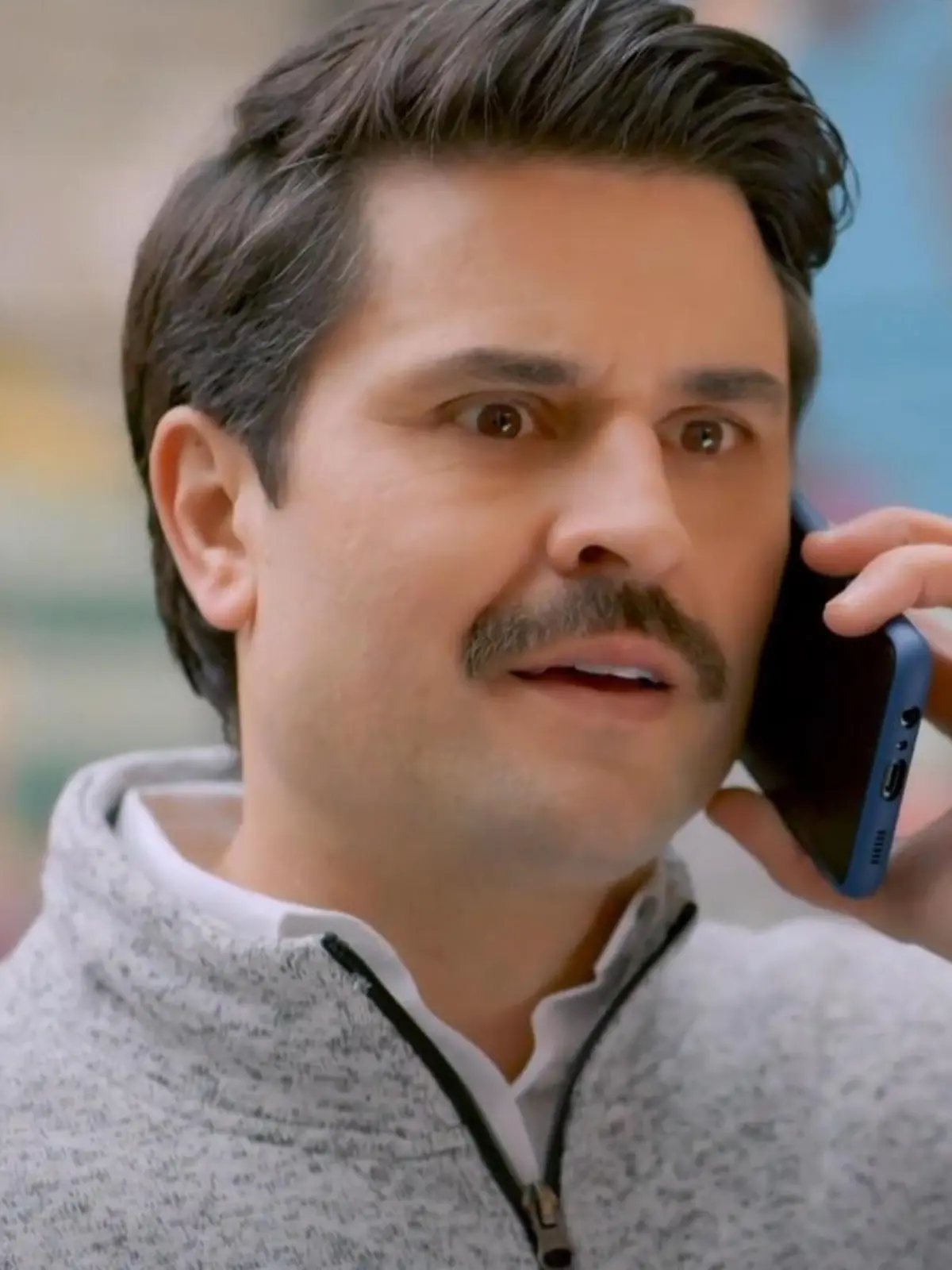 Bild zu: "Paco ist überrascht, seine Cousine Anna an der Strippe zu haben"