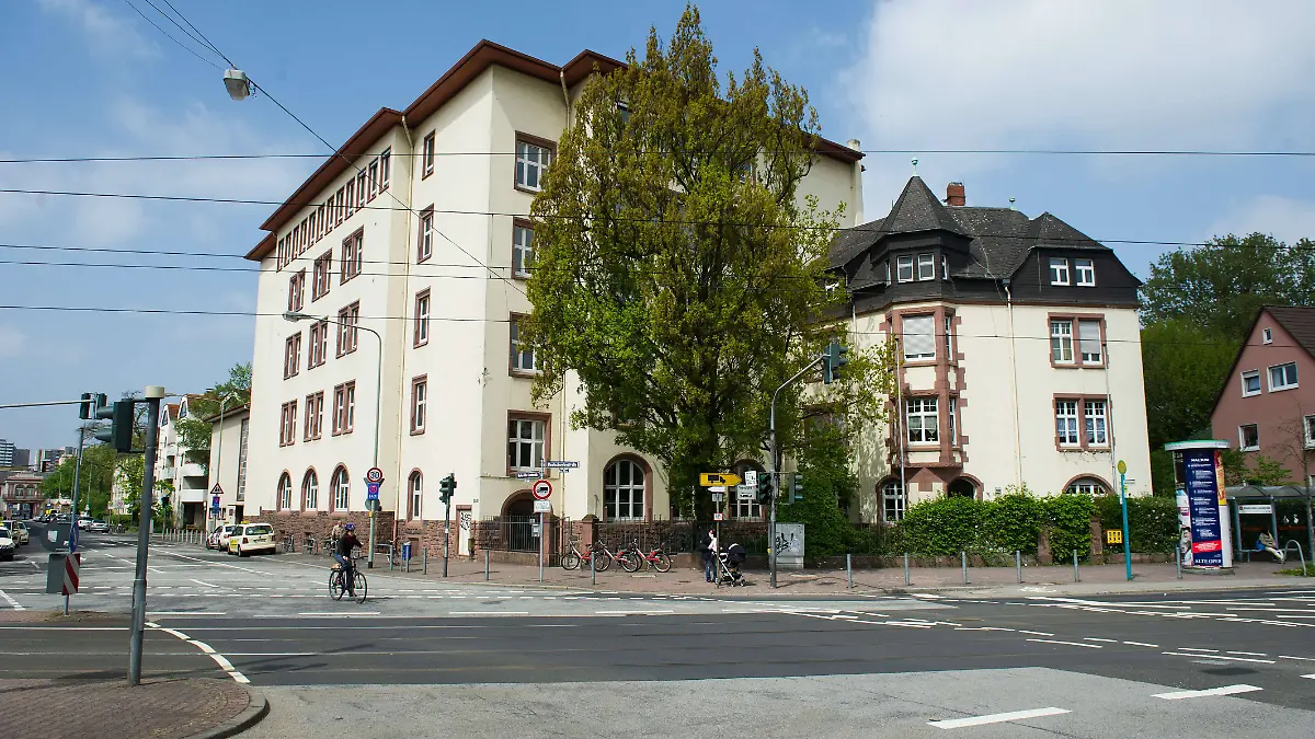 Frauenhofschule, eine Grundschule im Stadtteil Niederrad 02.05.2013 Frankfurt x1x Frauenhofschule, eine Grundschule im Stadtteil Niederrad wurde wahrscheinlich versucht ein Kind zu entführen. Aussenansicht, Gebäude. Frankfurt Frankfurt Hessen Germany *** Frauenhofschule, a primary school in the district Niederrad 02 05 2013 Frankfurt x1x Frauenhofschule, a primary school in the district Niederrad was probably tried to kidnap a child exterior, building Frankfurt Frankfurt Hessen Germany