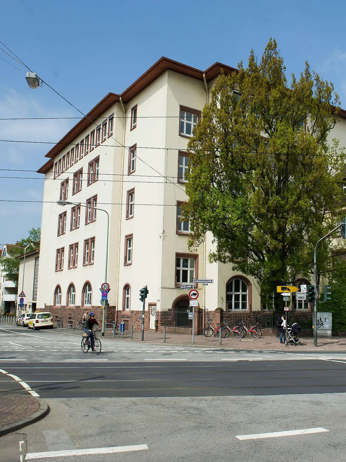 Frauenhofschule, eine Grundschule im Stadtteil Niederrad 02.05.2013 Frankfurt x1x Frauenhofschule, eine Grundschule im Stadtteil Niederrad wurde wahrscheinlich versucht ein Kind zu entführen. Aussenansicht, Gebäude. Frankfurt Frankfurt Hessen Germany *** Frauenhofschule, a primary school in the district Niederrad 02 05 2013 Frankfurt x1x Frauenhofschule, a primary school in the district Niederrad was probably tried to kidnap a child exterior, building Frankfurt Frankfurt Hessen Germany