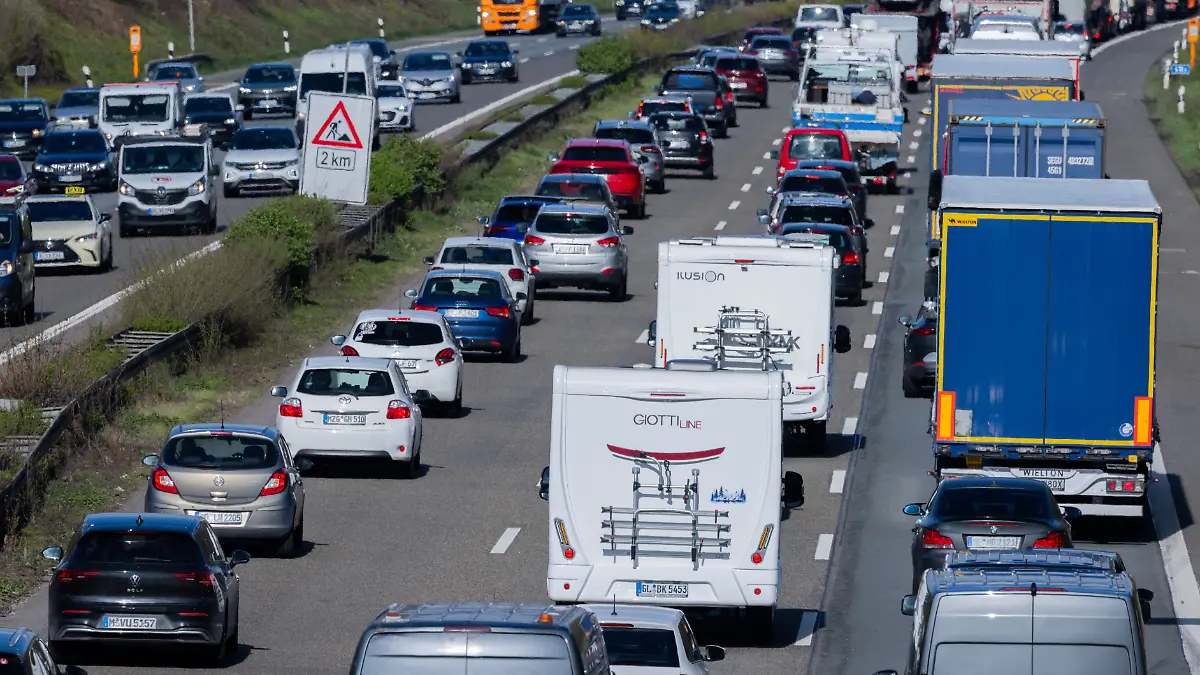 Der Verkehr staut sich auf der Autobahn 1 vor dem Autobahnkreuz Leverkusen. Nach dem letzten Schultag vor den Osterferien fahren viele Familien in den Urlaub.