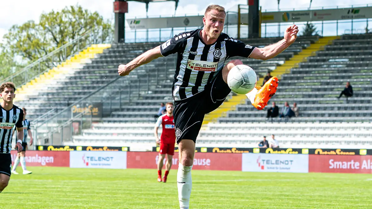 Steffen Kienle VfR Aalen, 23 nimmt den Ball aus der Luft an, VfR Aalen vs. Wormatia Worms, Freundschaftsspiel, Fussball, Herren, 06.05.2023 EIBNER/Michael Schmidt VfR Aalen vs. Wormatia Worms, Freundschaftsspiel, Fussball, Herren, 06.05.2023 Aalen *** Steffen Kienle VfR Aalen, 23 takes the ball from the air, VfR Aalen vs Wormatia Worms, friendly match, football, men, 06 05 2023 EIBNER Michael Schmidt VfR Aalen vs Wormatia Worms, friendly match, football, men, 06 05 2023 Aalen Copyright: xEIBNER/MichaelxSchmidtx EP_MST