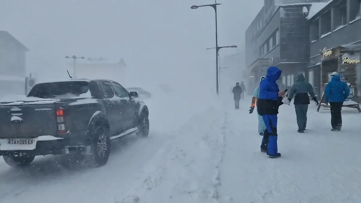 Österreich versinkt erneut im Schneechaos! Sturm fegt über Urlaubsorte in den Alpen Winter-Comeback im Salzburger Land