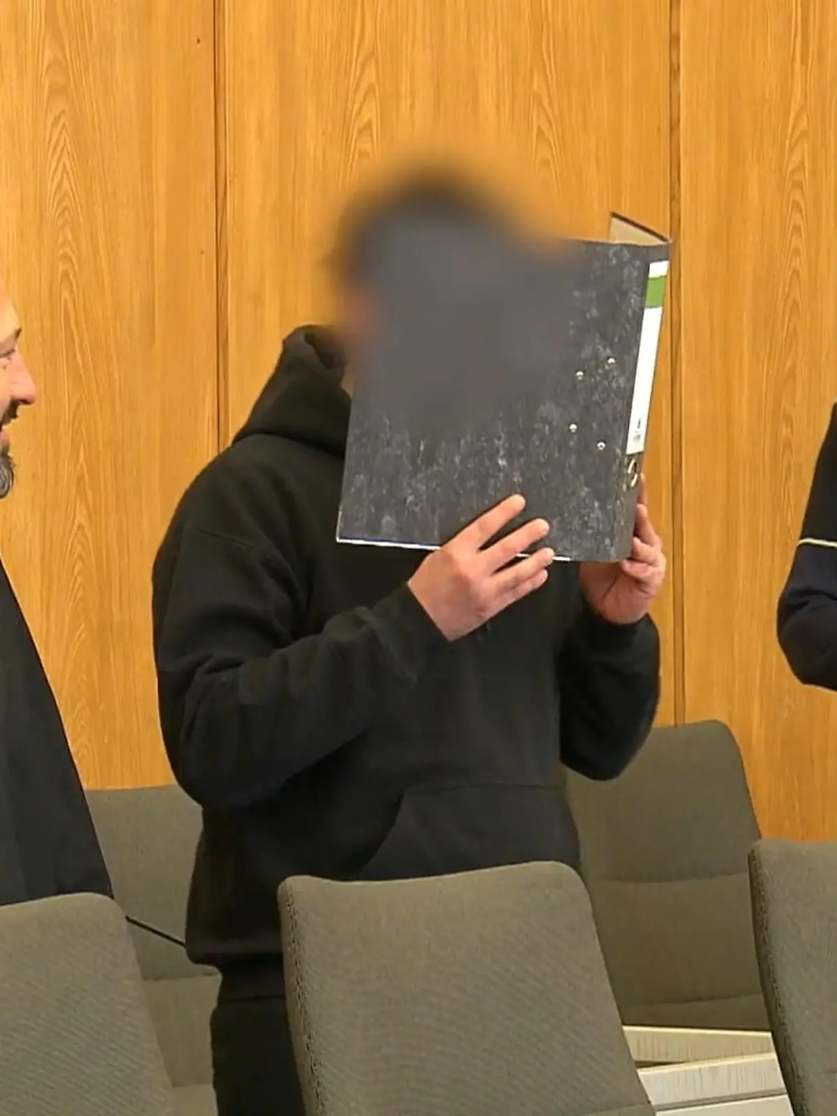 Bild zu: "Ehefrau totgeprügelt? Prozessauftakt"