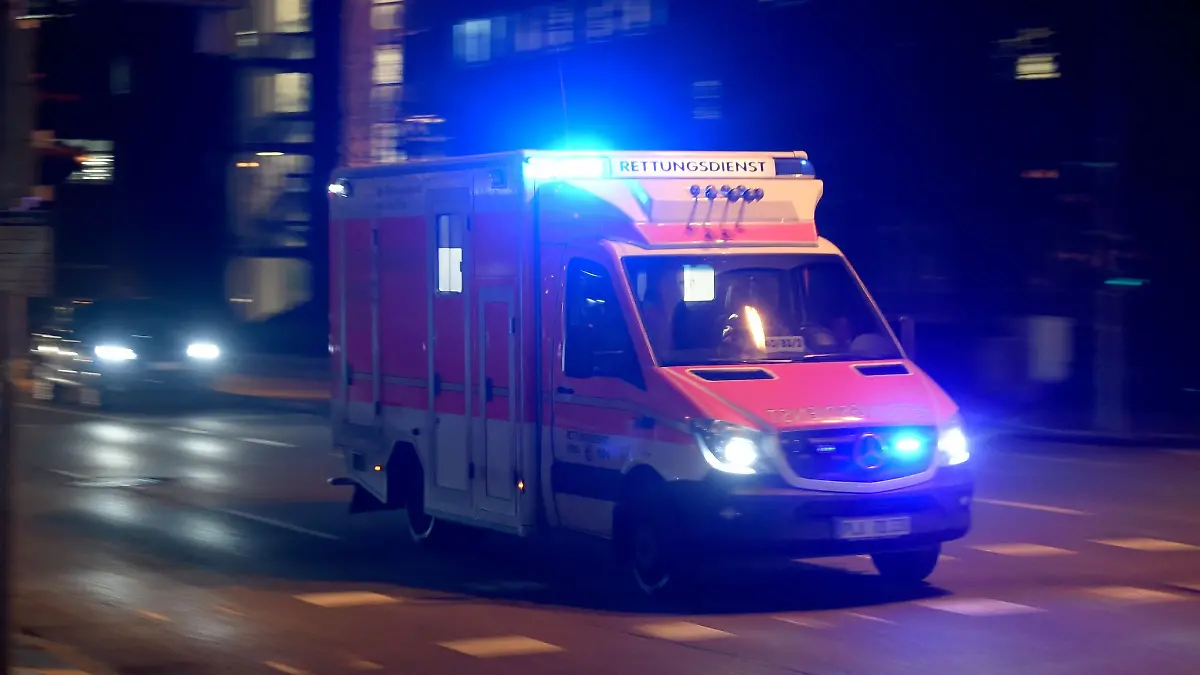 Nach einem Unfall in Kreis Herzogtum Lauenburg schweben zwei Menschen in Lebensgefahr. (Symbolbild)