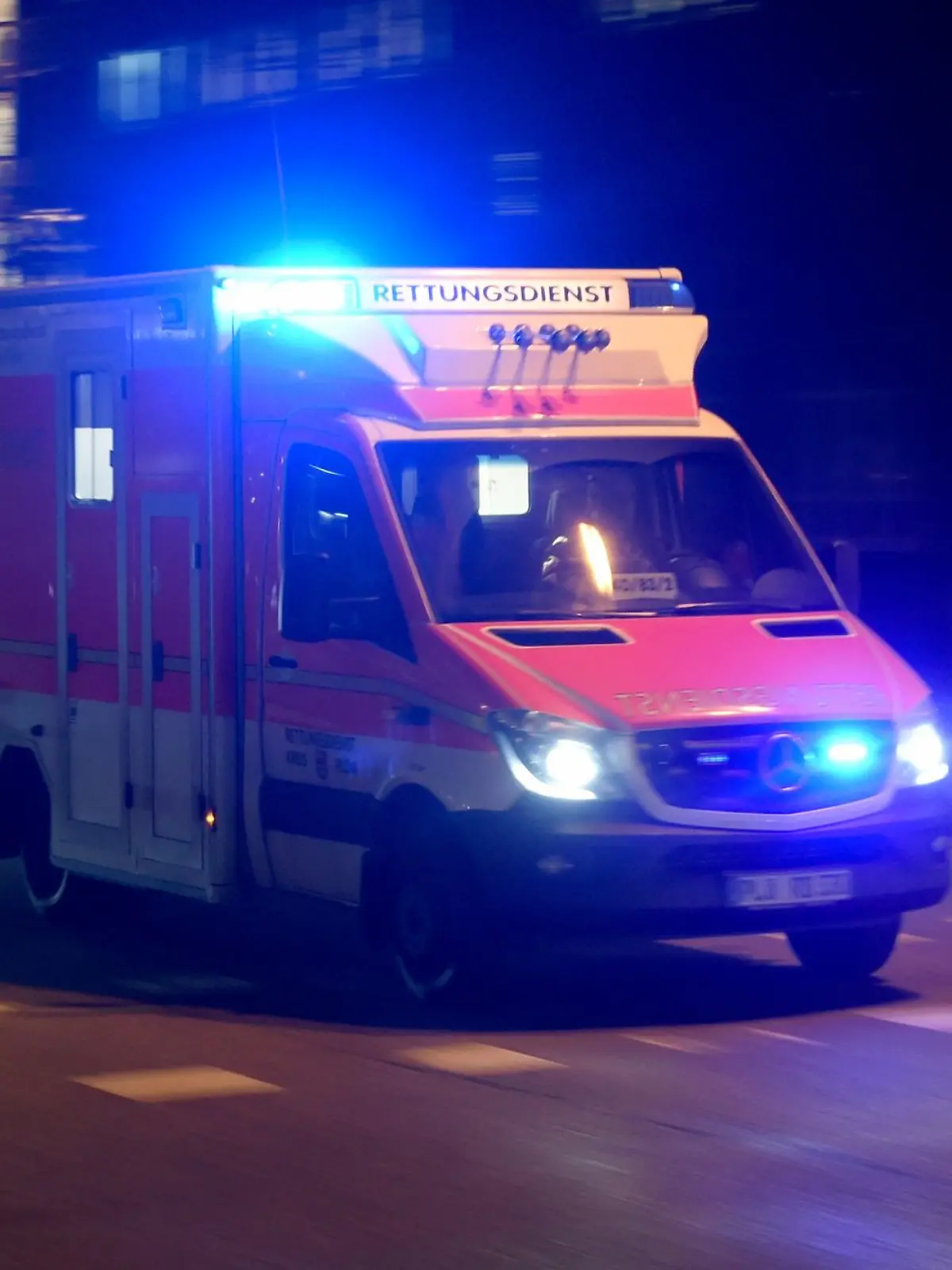Bild zu: "Fahranfängerin (18) fährt gegen Baum – sechs Verletzte"