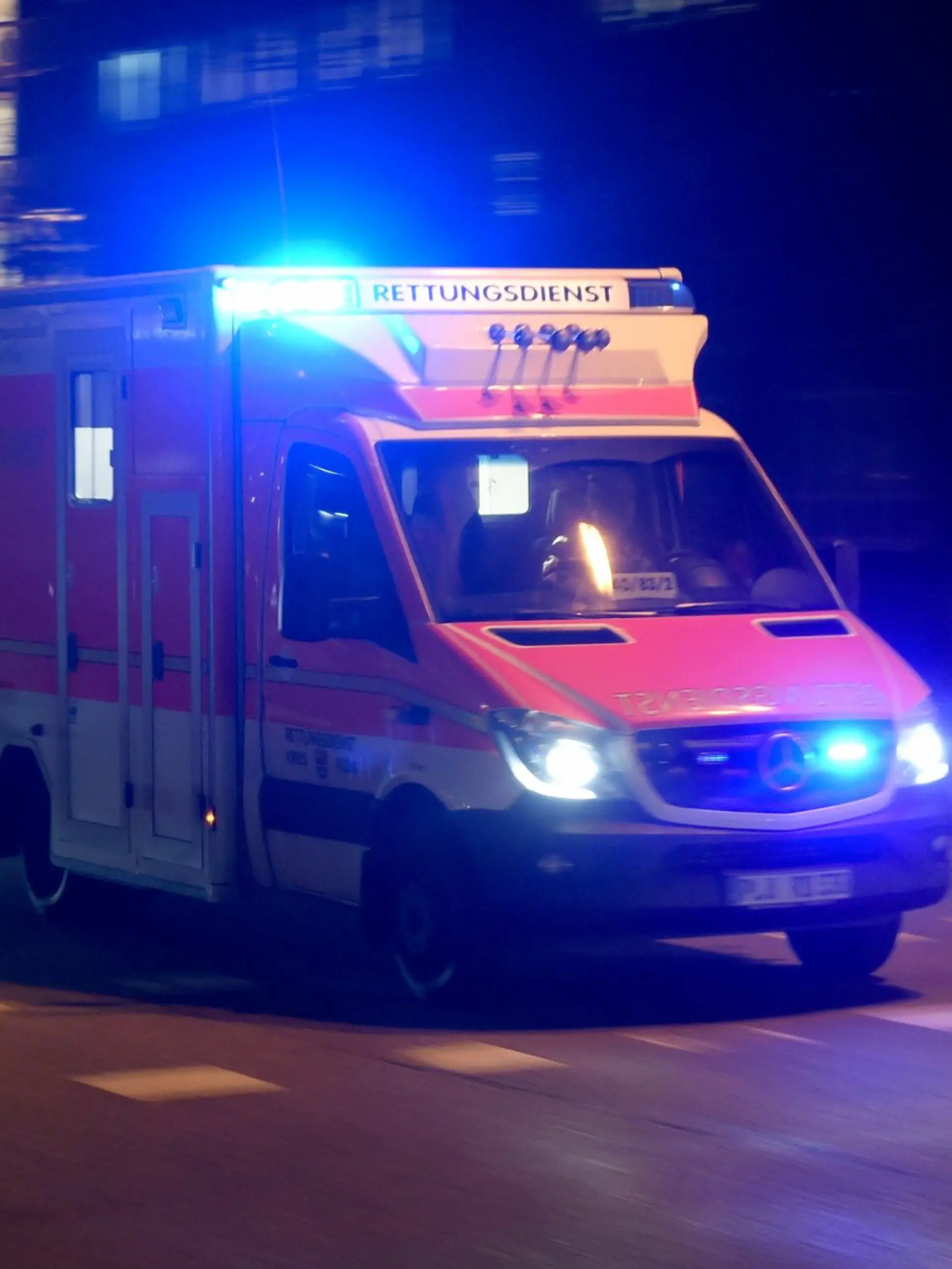 Bild zu: "Fahranfängerin (18) fährt gegen Baum – sechs Verletzte"