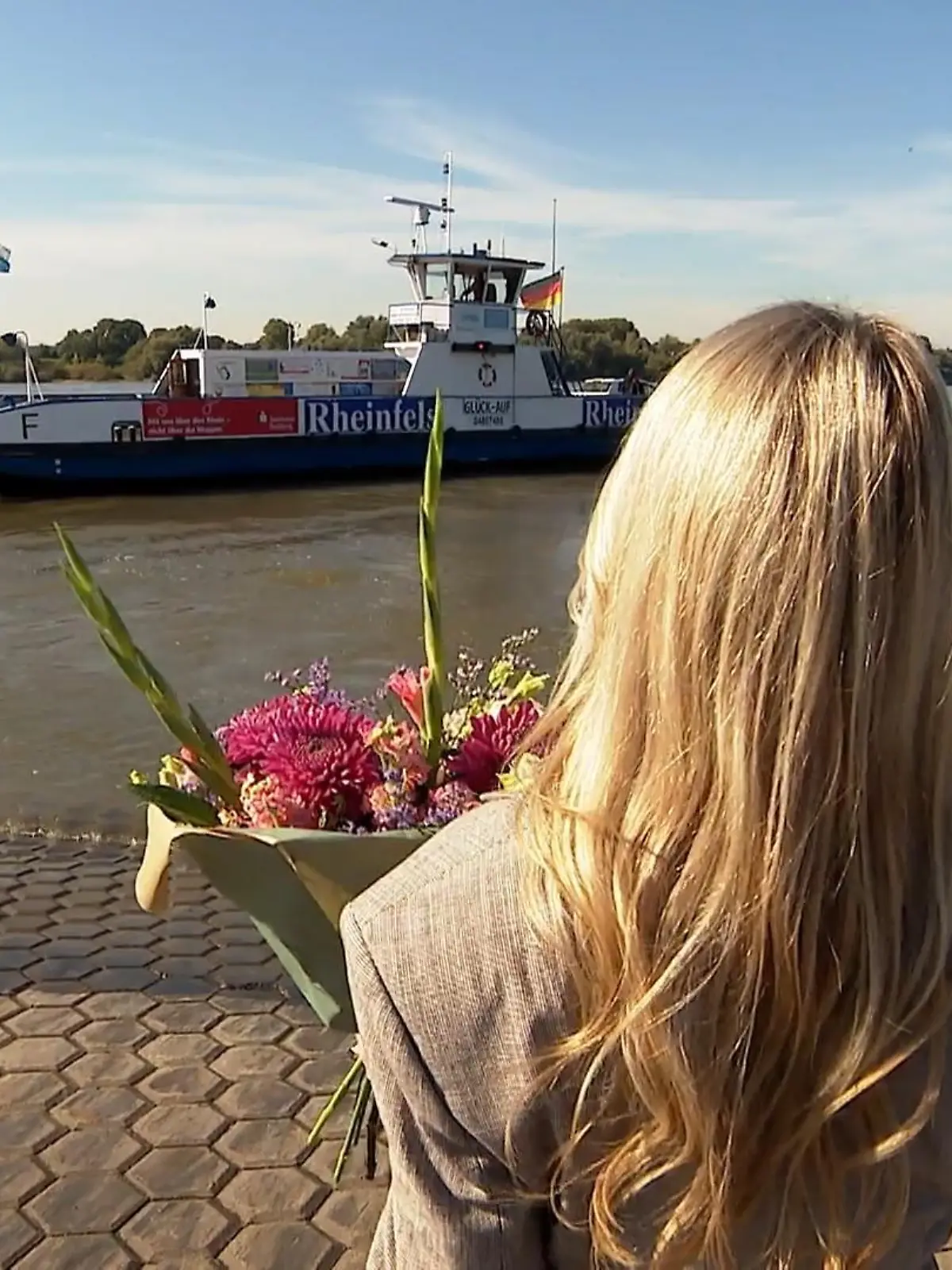 Bild zu: "Tochter überrascht ihren Vater"