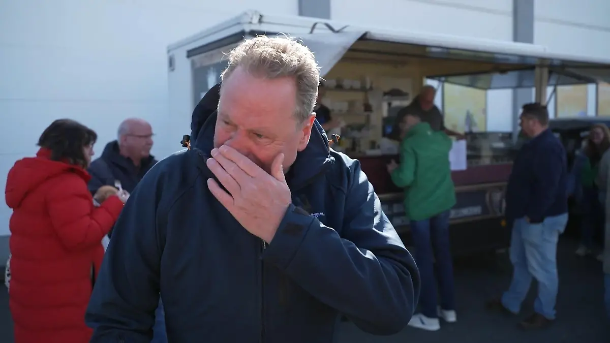 Frikadellen-Freddy kämpft wieder mit den Tränen – Fans sammeln für Rollstuhl Kult-Busfahrer ist schwer krank