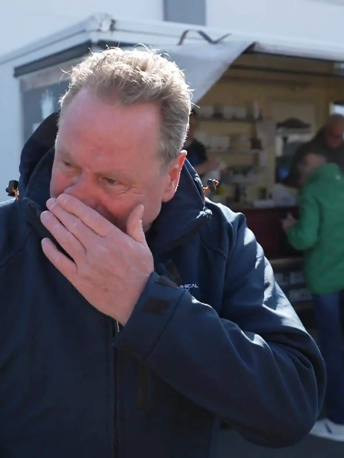 Bild zu: "Frikadellen-Freddy kämpft wieder mit den Tränen – Fans sammeln für Rollstuhl"