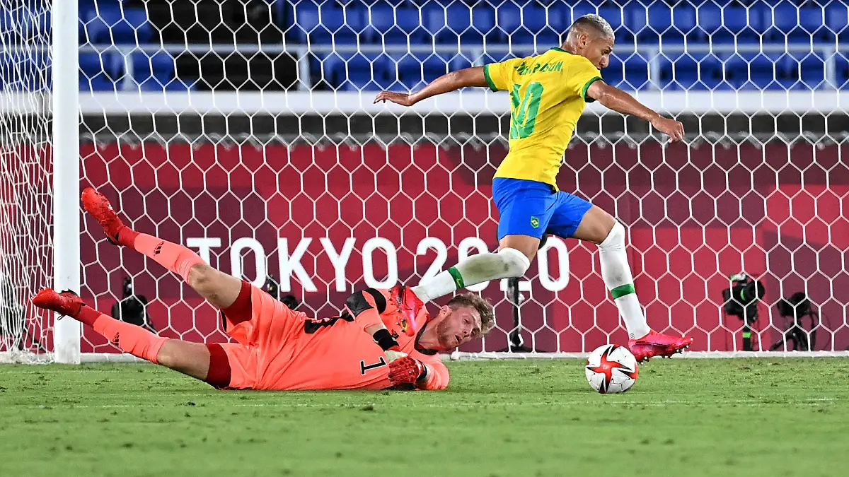 22.07.2021, China, Yokohama: Fußball: Olympia, Vorrunde, Gruppe D, 1. Spieltag, Brasilien - Deutschland im International Stadium Yokohama. Brasiliens Richarlison(r) und Torhüter Florian Müller. Foto: Guo Chen/XinHua/dpa +++ dpa-Bildfunk +++