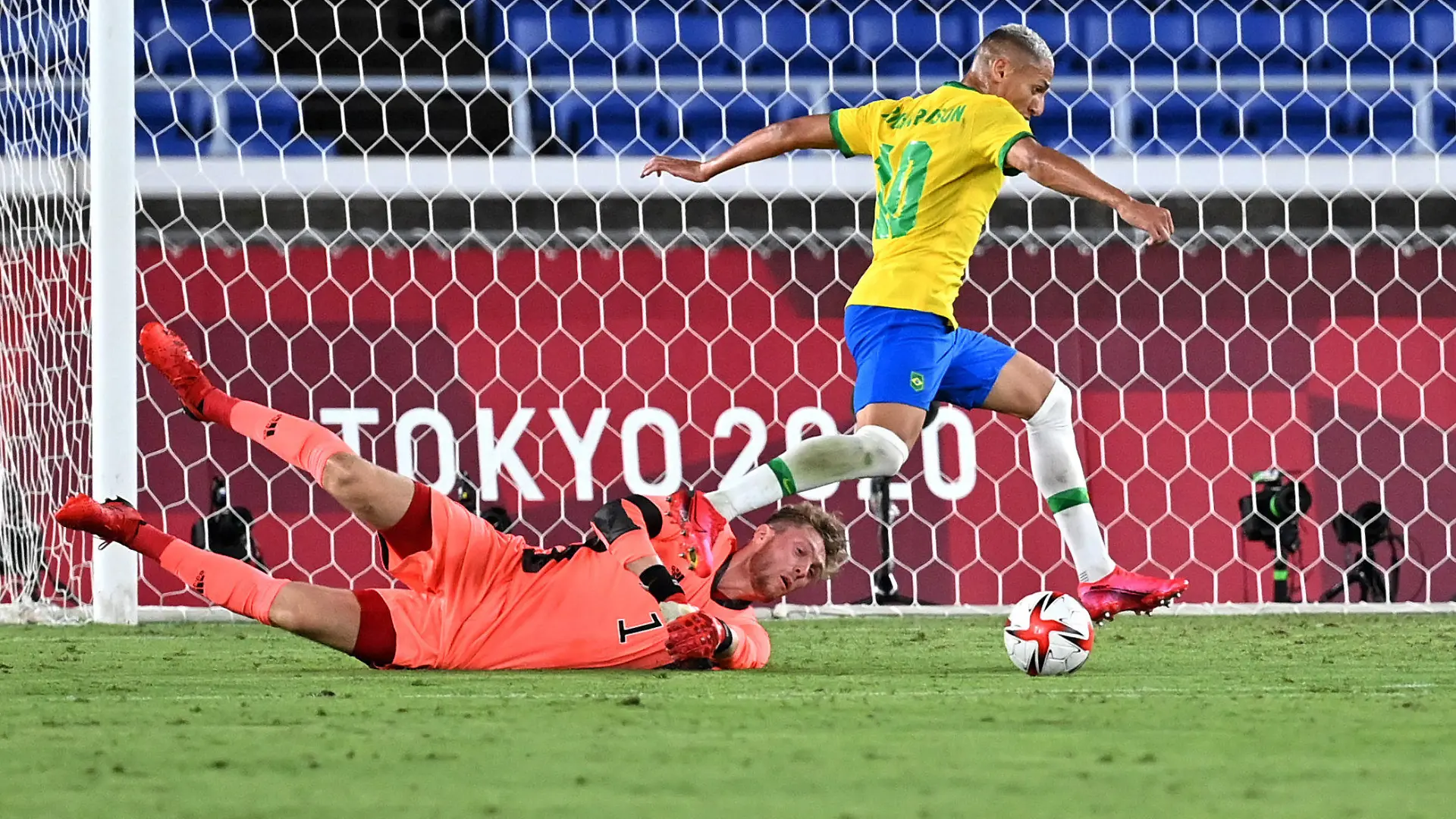 22.07.2021, China, Yokohama: Fußball: Olympia, Vorrunde, Gruppe D, 1. Spieltag, Brasilien - Deutschland im International Stadium Yokohama. Brasiliens Richarlison(r) und Torhüter Florian Müller. Foto: Guo Chen/XinHua/dpa +++ dpa-Bildfunk +++