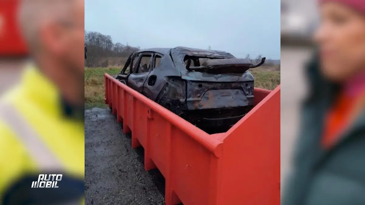 auto mobil: Ein ausgebranntes E-Auto in einem roten Container