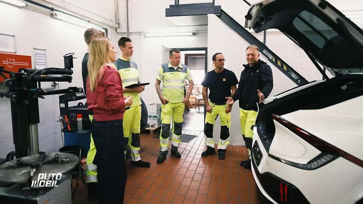 auto mobil: Moderatorin Anni Dunkelmann mit Teilnehmern in einem ADAC-Trainingzentrum