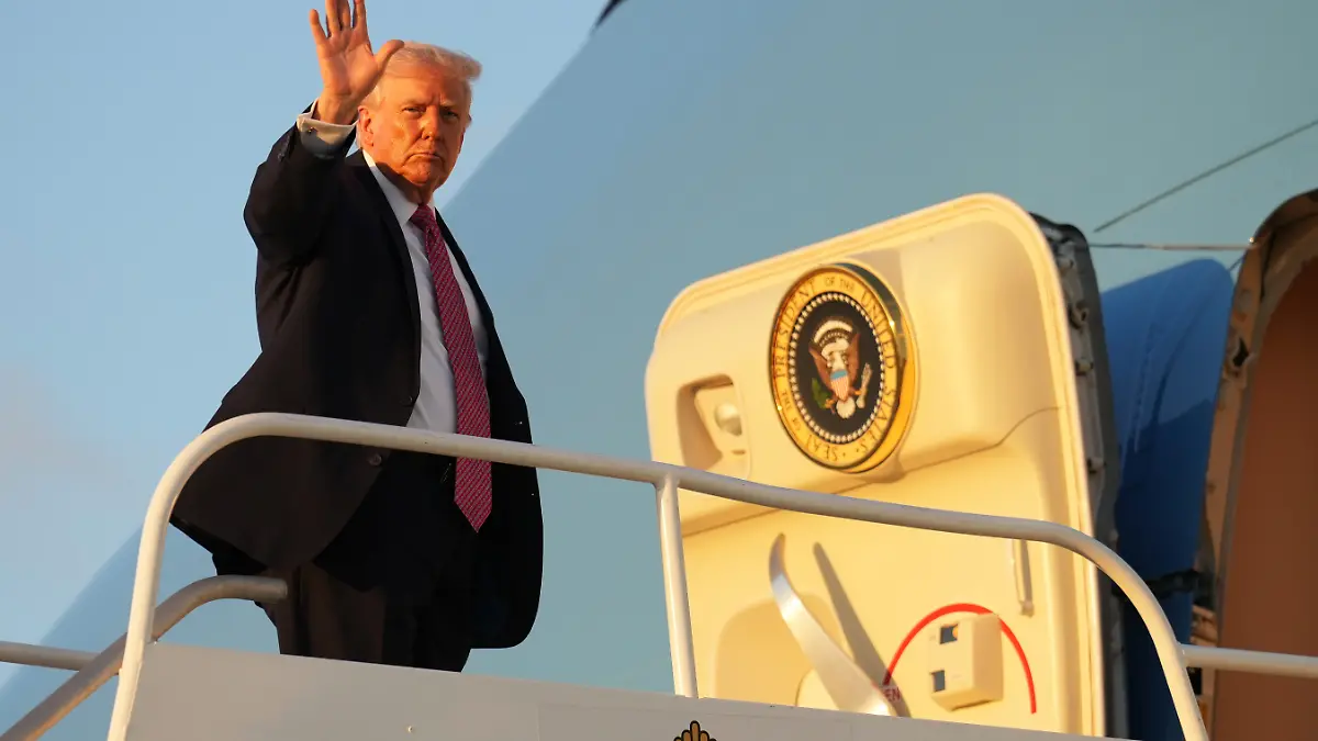 US-Präsident Donald Trump besteigt die Air Force One auf dem Miami International Airport in Miami. +++ dpa-Bildfunk +++