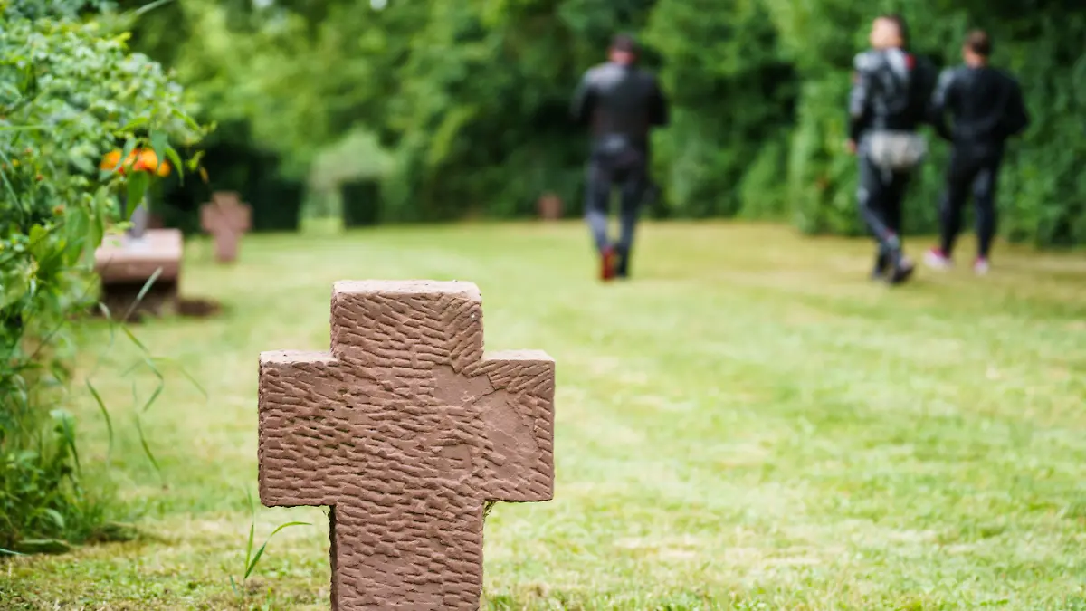 22.06.2021, Hessen, Groß-Zimmern: Ein Steinkreuz steht auf dem russischen Friedhof. Eine Gedenkveranstaltung anlässlich des 80. Jahrestags des deutschen Überfalls auf die Sowjetunion erinnert an die Opfer. Auf einem Friedhof für sowjetische Soldaten und Kriegsgefangene wird mit der Enthüllung einer Gedenktafel an die dort knapp 400 begrabenen sowjetischen Soldaten erinnert. Foto: Andreas Arnold/dpa +++ dpa-Bildfunk +++