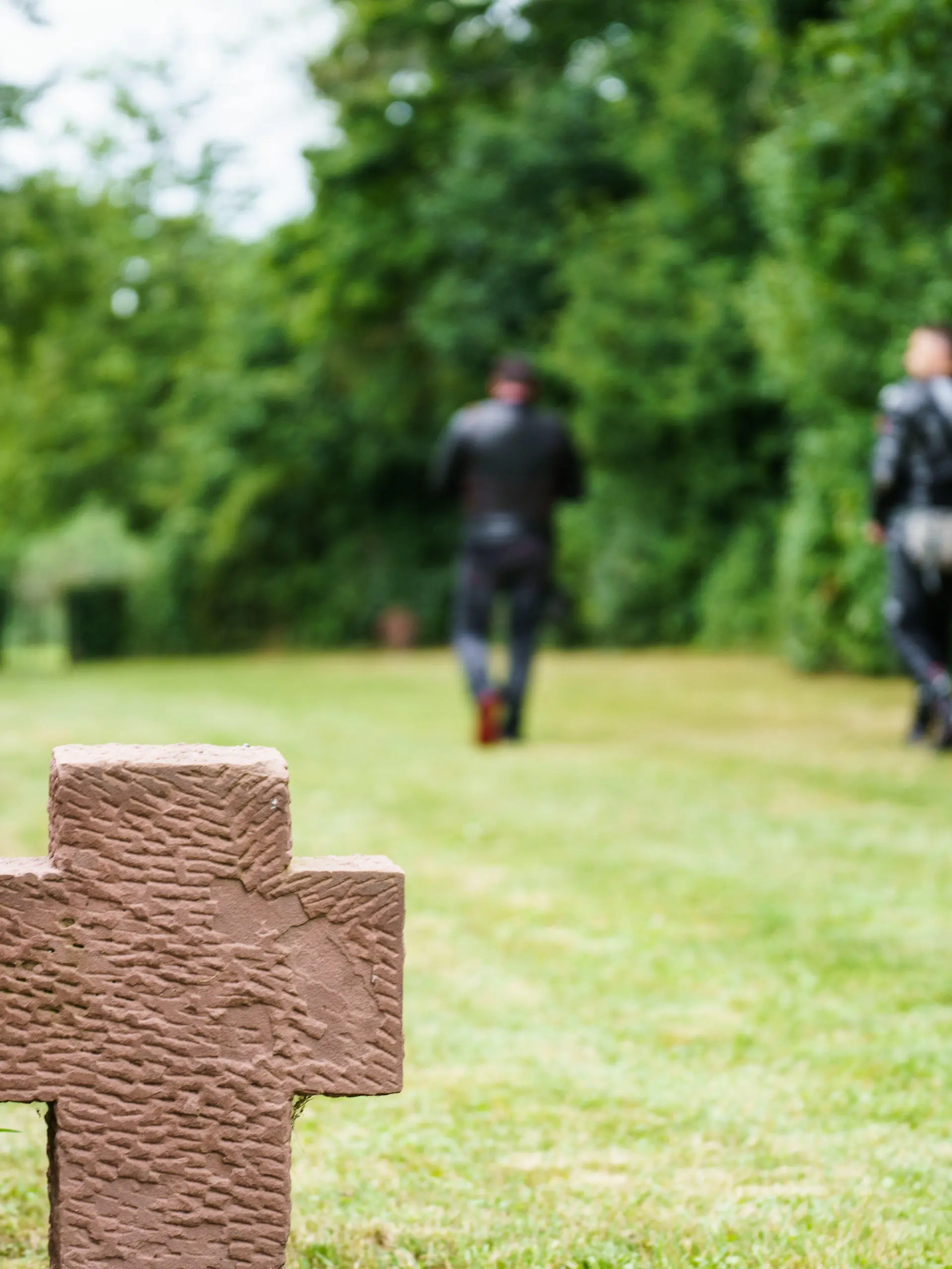 22.06.2021, Hessen, Groß-Zimmern: Ein Steinkreuz steht auf dem russischen Friedhof. Eine Gedenkveranstaltung anlässlich des 80. Jahrestags des deutschen Überfalls auf die Sowjetunion erinnert an die Opfer. Auf einem Friedhof für sowjetische Soldaten und Kriegsgefangene wird mit der Enthüllung einer Gedenktafel an die dort knapp 400 begrabenen sowjetischen Soldaten erinnert. Foto: Andreas Arnold/dpa +++ dpa-Bildfunk +++