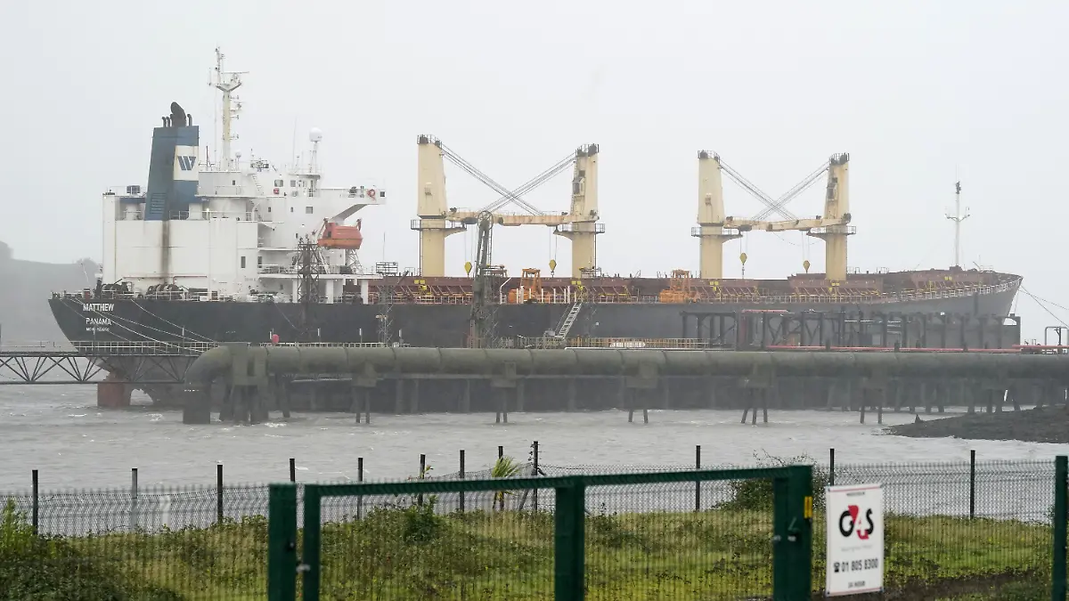 Ein Frachtschiff, in dem große Mengen Kokain sichergestellt wurden, liegt am Marino Point in Cork. Ermittler haben vor der irischen Küste ein Frachtschiff beschlagnahmt, auf dem sich etwa 2,2 Tonnen Kokain im Wert von rund 150 Millionen Euro befanden. Nach Angaben der irischen Polizei handelt es sich um den größten Drogenfund in der Geschichte des Landes. (zu dpa: «Schnee in Irland: Kokainrausch auf der Grünen Insel») +++ dpa-Bildfunk +++